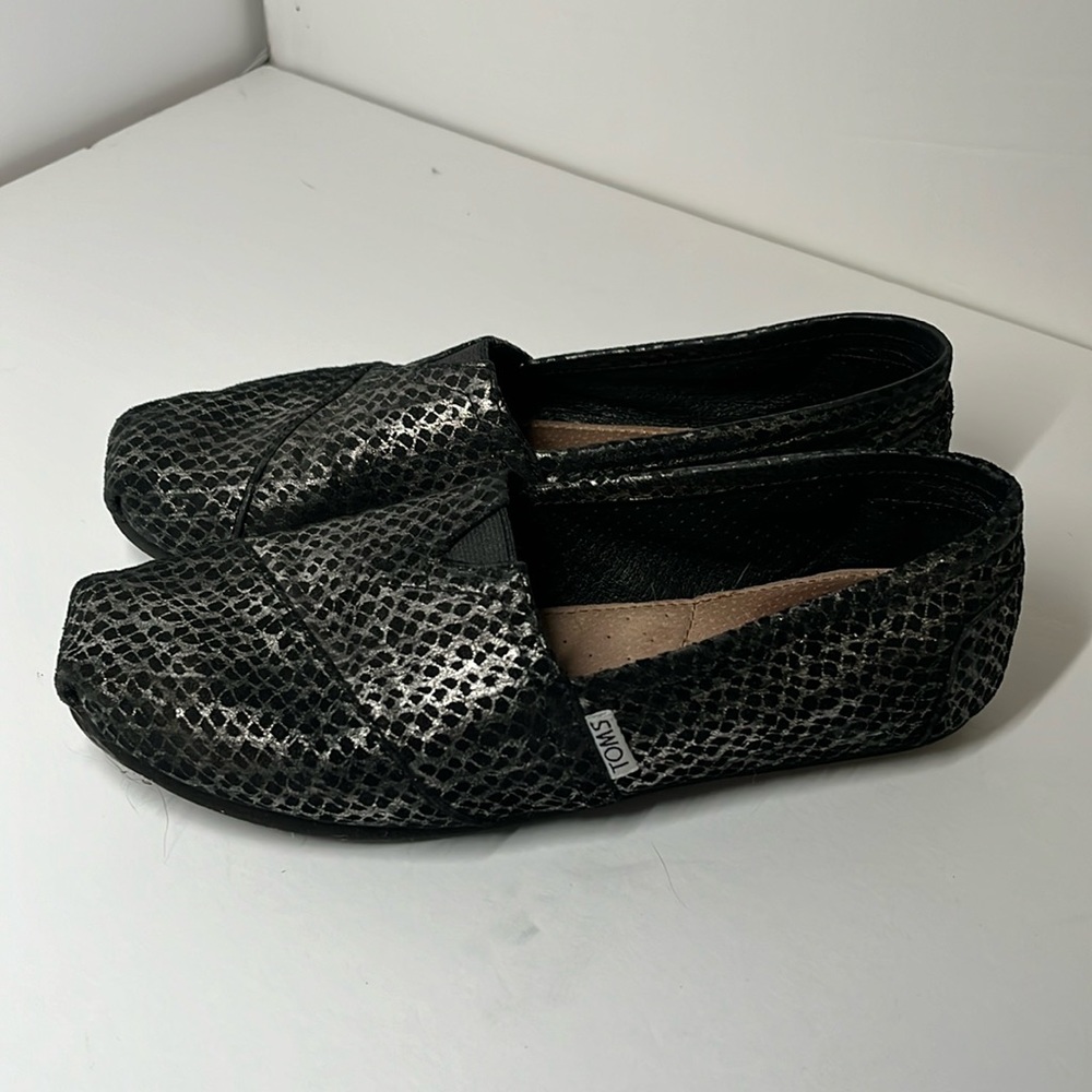 Black & silver patterned Toms